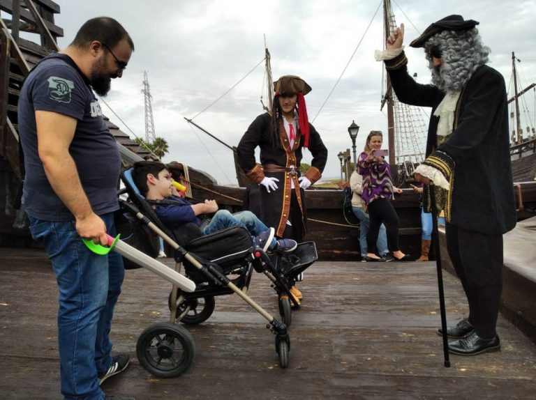 Menor con síndrome de Lesch-Nyhan cumple su sueño de ser pirata en el Muelle de las Carabelas