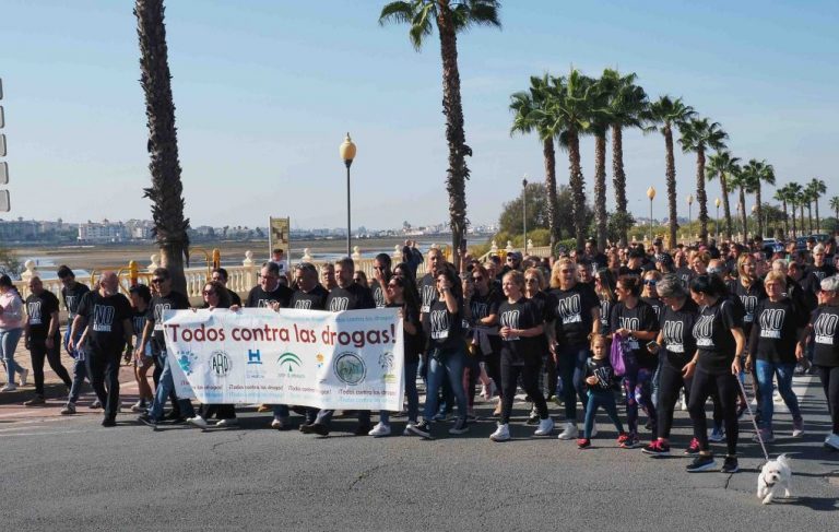 Más de 400 personas se suman en Isla Cristina a la Marcha contra las Adicciones del Centro Arati