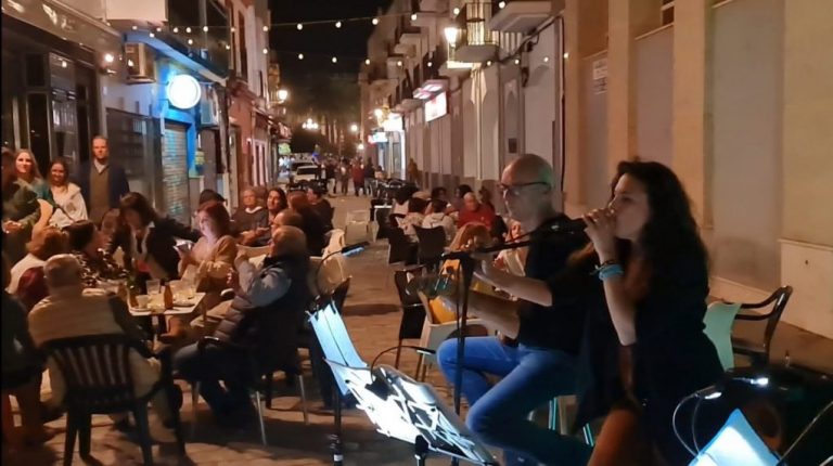 Las principales plazas del centro de Ayamonte se llenan de música
