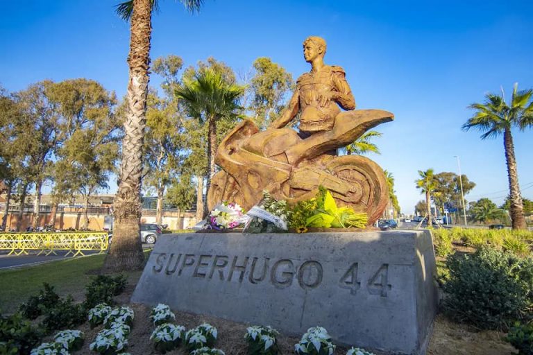 Huelva homenajea al motociclista local ‘Súperhugo’ con la inauguración de un monumento en el Paseo de la Ría