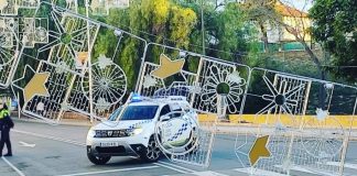 Un conductor borracho derriba el alumbrado navideño en una calle de Huelva