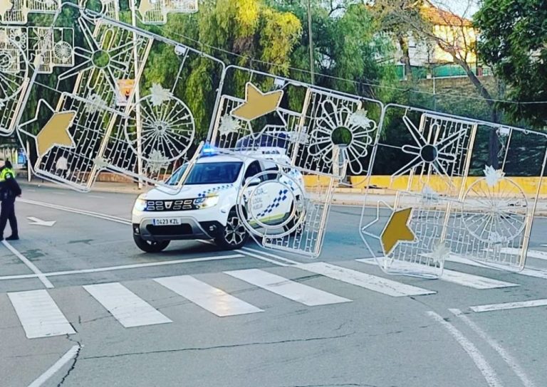 Un conductor borracho derriba el alumbrado navideño en una calle de Huelva