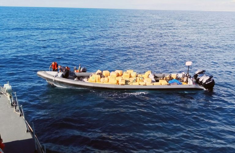 Incautados 6.300 kilos de hachís en una ‘narcolancha’ a la deriva en el Algarve