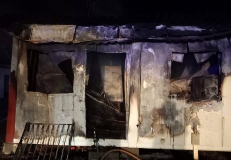 Un fuego calcina tres módulos de viviendas prefabricadas en Almonte
