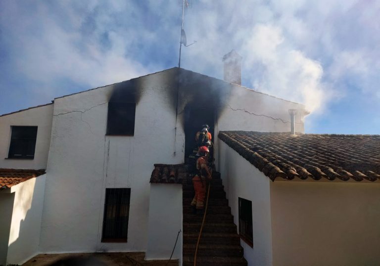 Un incendio calcina la planta superior de una vivienda en Cortegana