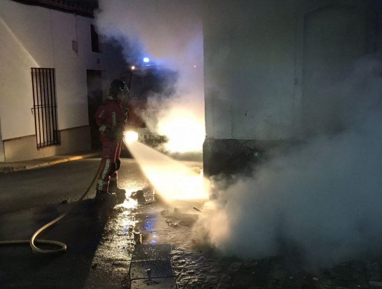Susto en Trigueros tras incendiarse varios contenedores junto a viviendas