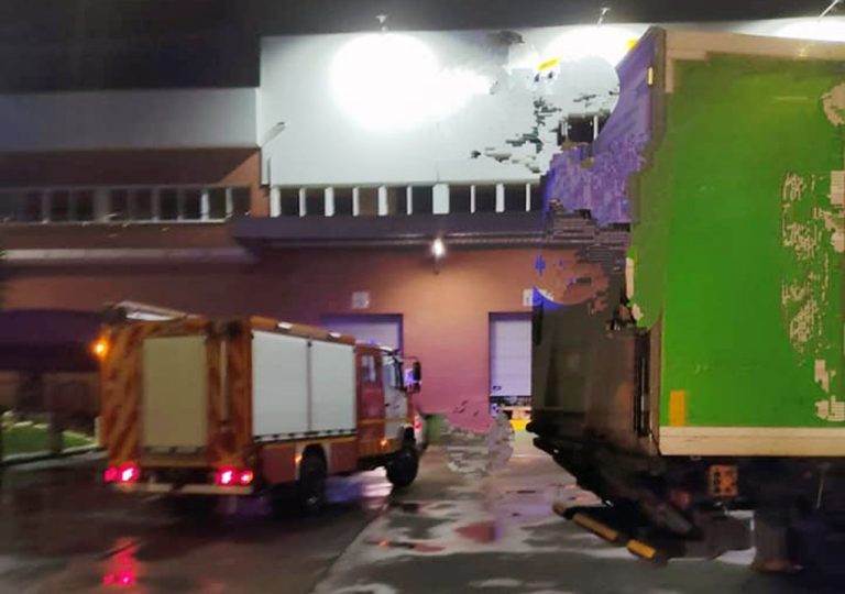 Un hombre resulta herido tras ser atropellado por un camión en una zona industrial de Lepe
