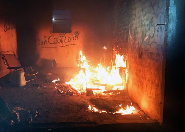 Un fuego calcina una vivienda abandonada en Moguer