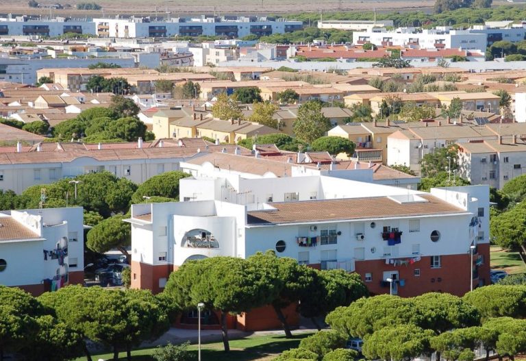 Punta Umbría invierte más de 90.000 euros en el cambio de luminarias para potenciar el ahorro energético