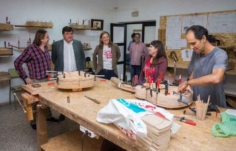 Huelva revalida su compromiso con La Cavaera Flamenca para el Programa de construcción de guitarras artesanales