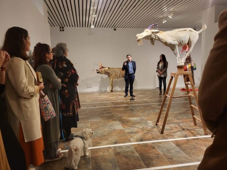 Las esculturas de Manuel Garrido llenan Huelva de un zoo fantástico que invita a entrar «en el circo de la vida»