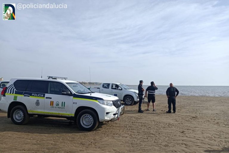 Denunciadas cinco personas por mariscar ilegalmente en Isla Canela