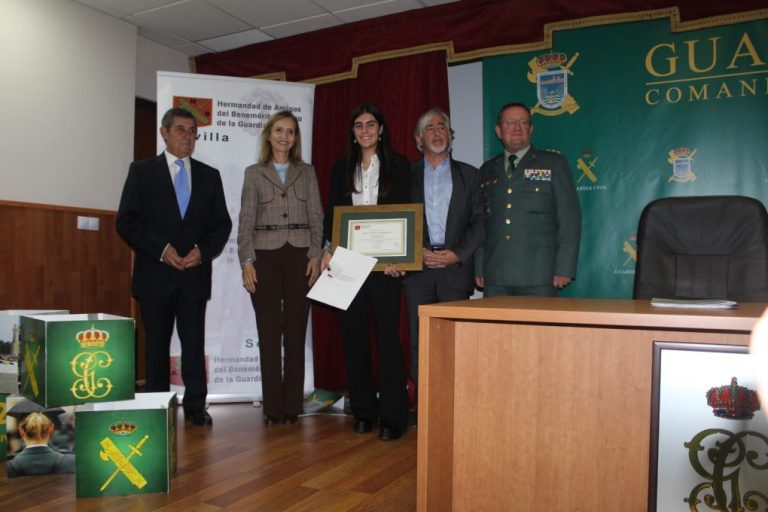 Premio a Cristina Barrera Pardo por el mejor expediente académico de un hijo o hija de Guardia Civil en Huelva