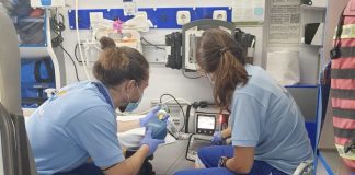 Un motorista de reparto se lleva por delante a tres personas en un paso de peatones en Huelva