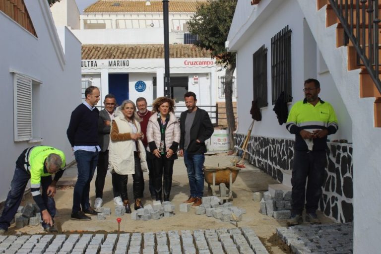 Diputación inicia su Plan de Playas en Cartaya con obras de adoquinado en El Rompido