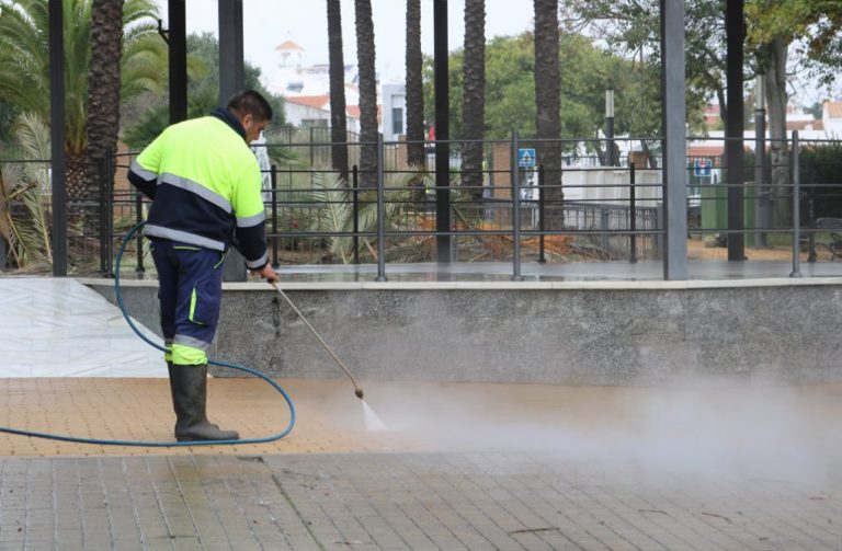 Cartaya inicia una limpieza «a fondo» de las barriadas y se pide colaboración «para mantener limpio el pueblo»