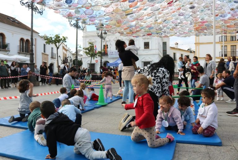 Casi 200 menores toman la Plaza Redonda para celebrar el Día de la Infancia en Cartaya