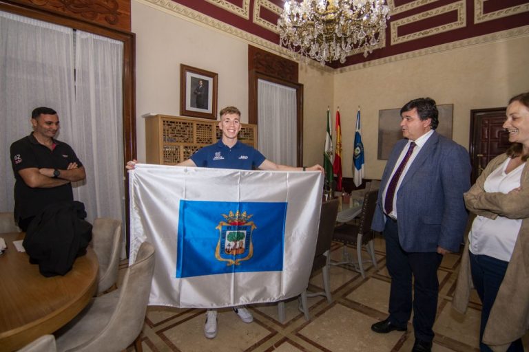 El alcalde recibe al piloto onubense Paquito Gómez Requena, flamante campeón de España de Supermotard
