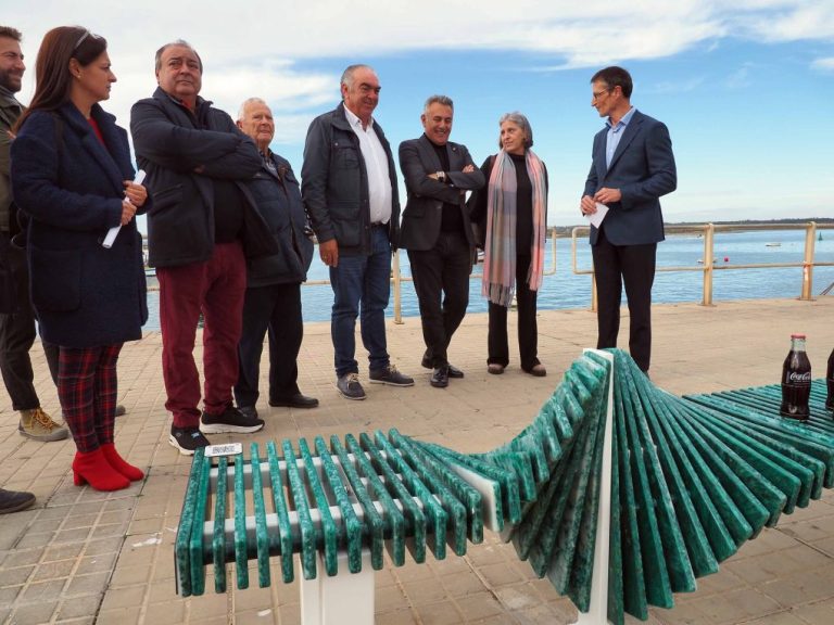 Isla Cristina es uno de los 15 puertos españoles con un banco hecho con plásticos sacados por pescadores del mar