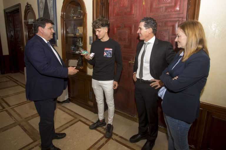 El Ayuntamiento recibe al onubense Javier López, campeón del mundo de kite surf