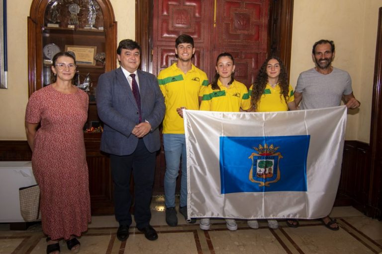 El alcalde recibe a Daniela García  y Araceli Alonso por sus triunfos en el C.D Tartessos de Huelva