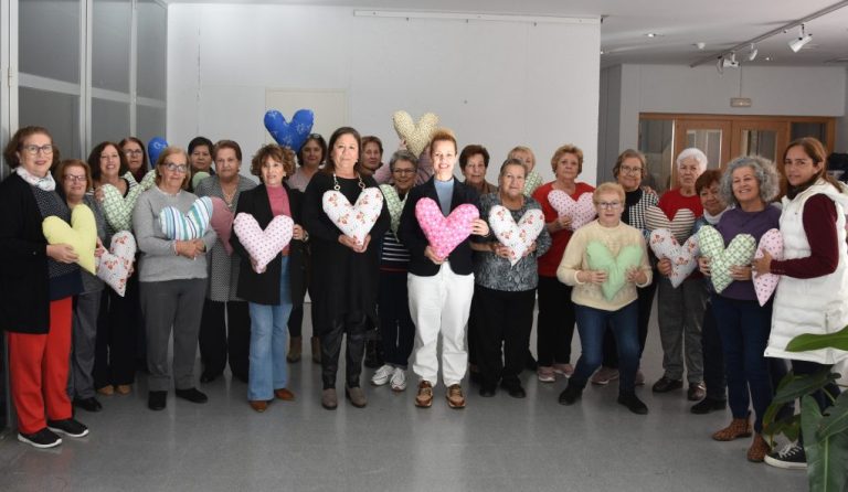 Mayores de Punta Umbría entregan corazones terapéuticos contra el cáncer a la Asociación Santa Águeda