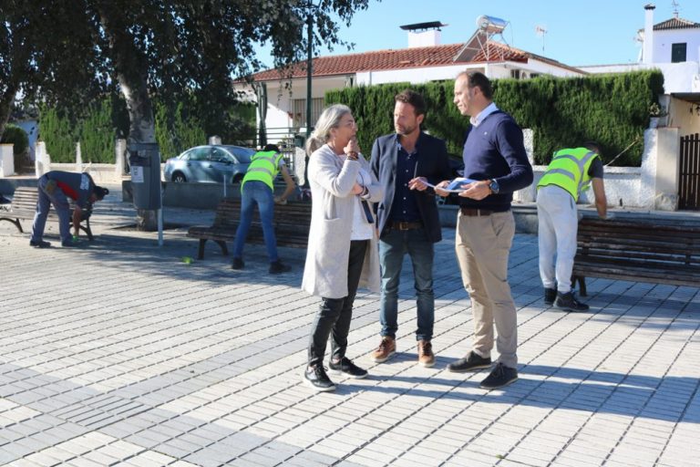 El Ayuntamiento de Cartaya ejecuta obras de mejora de la Plaza y el Parque de Urverosa