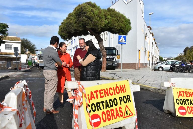La alcaldesa visita las obras del plan de asfaltados de Punta Umbría y destaca que acabará en dos meses