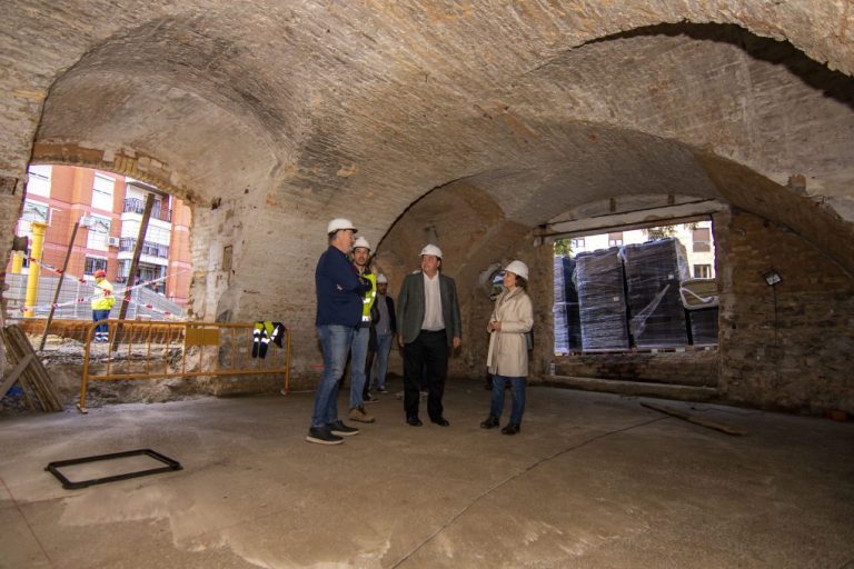 El alcalde de Huelva visita las obras de rehabilitación del antiguo Cuartel de Santa Fe