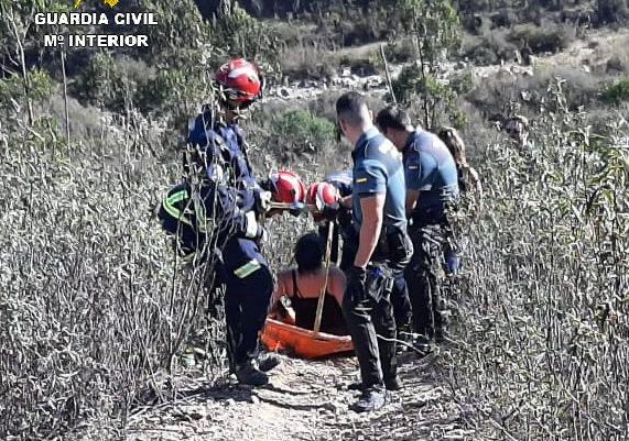 Rescatan a una senderista que quedó inmóvil tras «despeñarse» por una ladera en Valverde del Camino