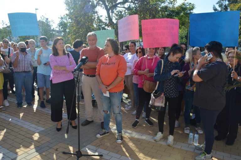 Vecinos de Almonte protestan frente al centro de salud para reclamar una mejor sanidad