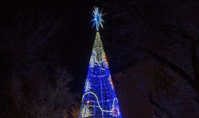 Roban piezas de un árbol navideño destinado a ornamentar una barriada de Huelva