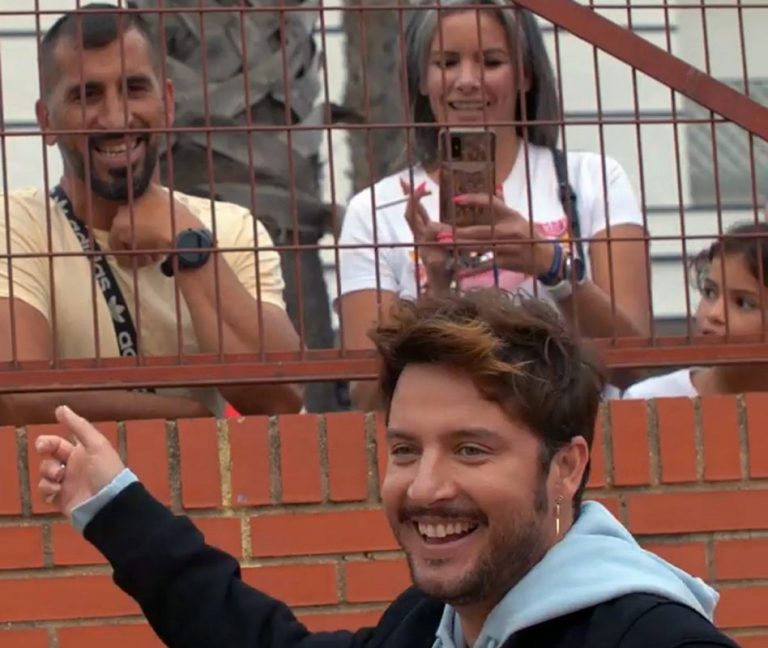 Manuel Carrasco devuelve a sus vecinos con un vídeo el cariño que recibió durante un rodaje en Isla Cristina