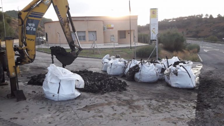 Alarma en Nerva tras el vertido de «9 toneladas de lodo tóxico» frente al cuartel de la Guardia Civil de la localidad