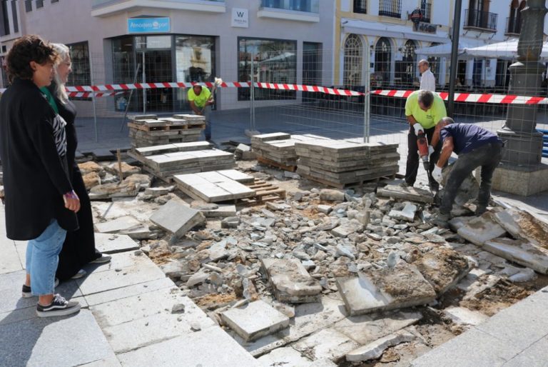 Cartaya inicia obras de reposición y refuerzo de la solería entre la calle San Pedro y la Plaza Redonda