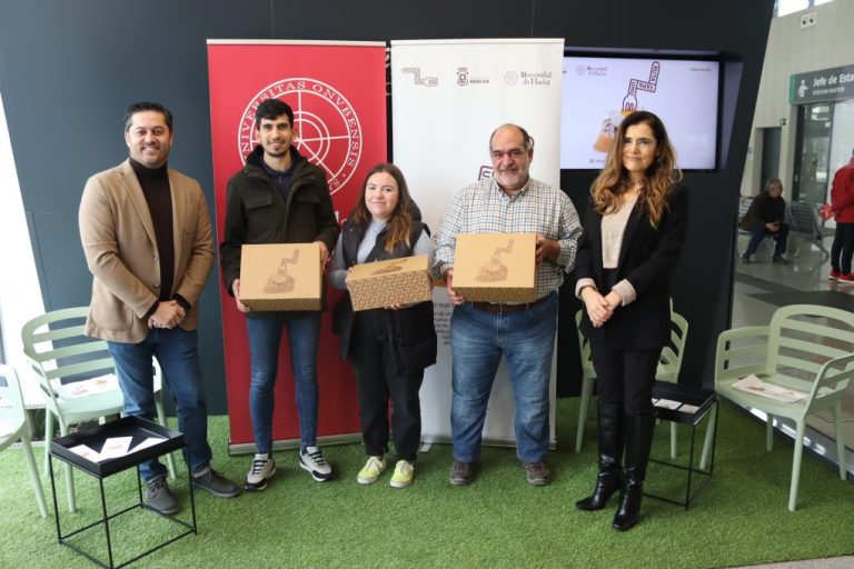 Entregadas las primeras cajas gourmet de regalo a los participantes de la Ruta de la Tapa Universitaria de Huelva