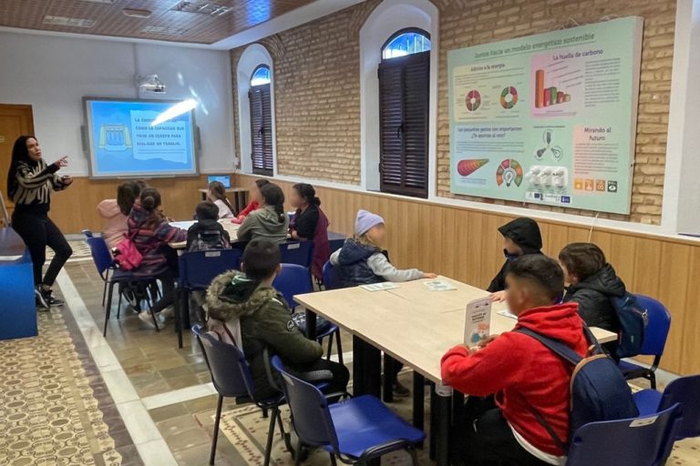 Escolares isleños visitan la casita Azul para participar en una acción de sensibilización de energías renovables