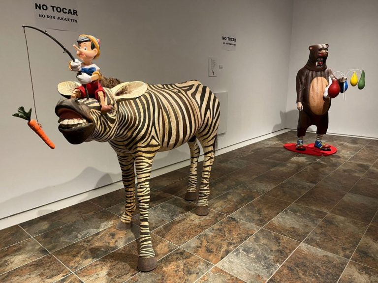 Manuel Garrido llena la Sala de la Provincia de Huelva de un zoo fantástico para a entrar «en el circo de la vida»