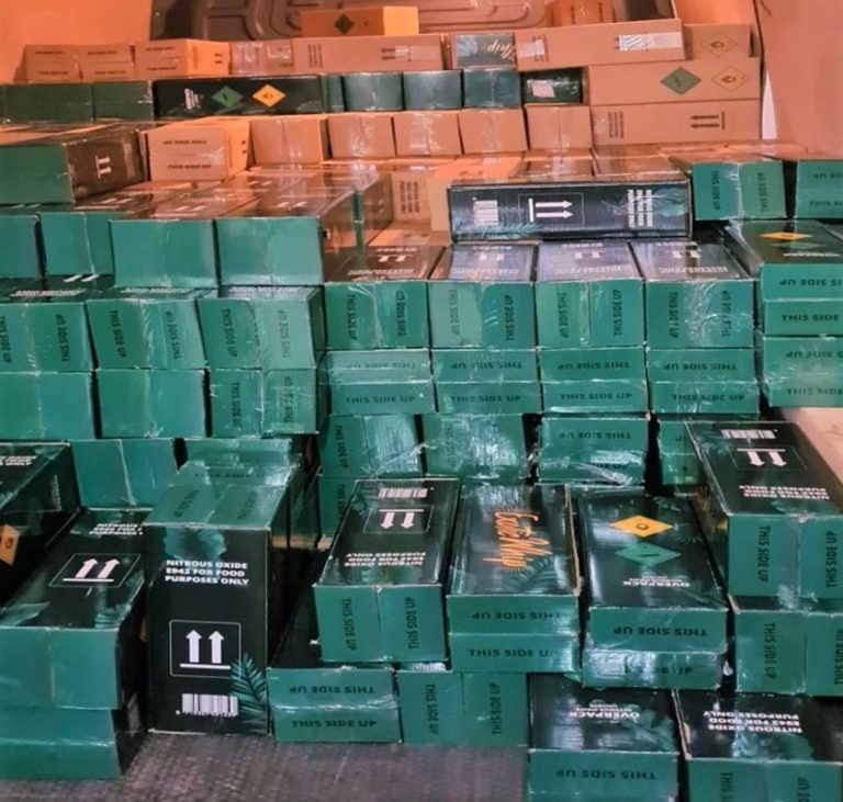 Portugal se incauta junto a la frontera de 809 botes de la droga conocida como ‘gas de la risa’ procedente de Huelva