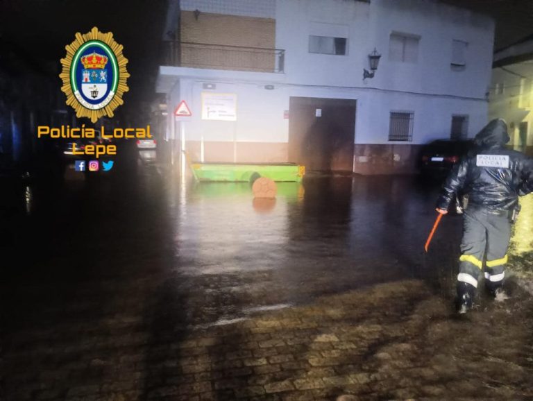 Desalojan una vivienda en Lepe por la caída de un rayo que sobresalta a numerosos vecinos