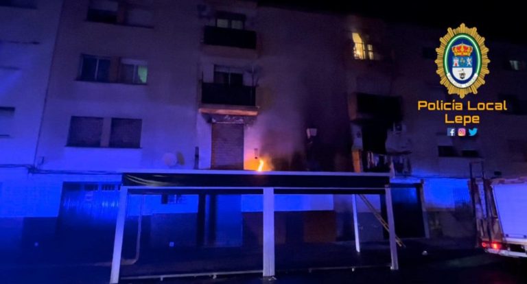 Desalojan temporalmente un edificio en Lepe por un fuego que destruye parte de una vivienda