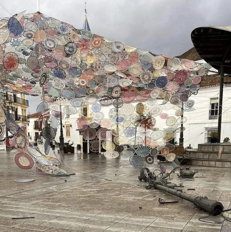 El viento derriba una farola y parte del alumbrado navideño y del entoldado en la plaza Redonda de Cartaya