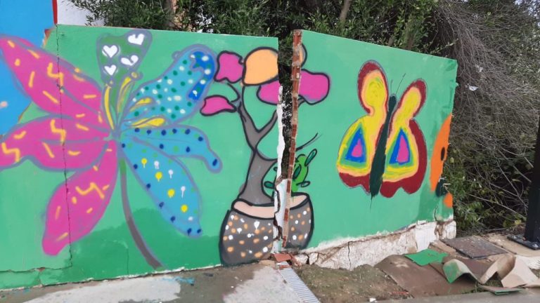 El temporal derriba el muro de un colegio en La Palma del Condado
