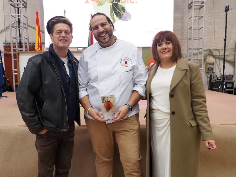La Feria del Jamón reúne en Castillejos a dos estrellas: Xanti Elías y Santiago Auserón