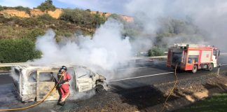 Bomberos de San Juan intervienen en un fuego que deja un coche calcinado en la A-49