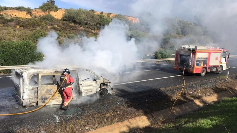 Bomberos de San Juan intervienen en un fuego que deja un coche calcinado en la A-49