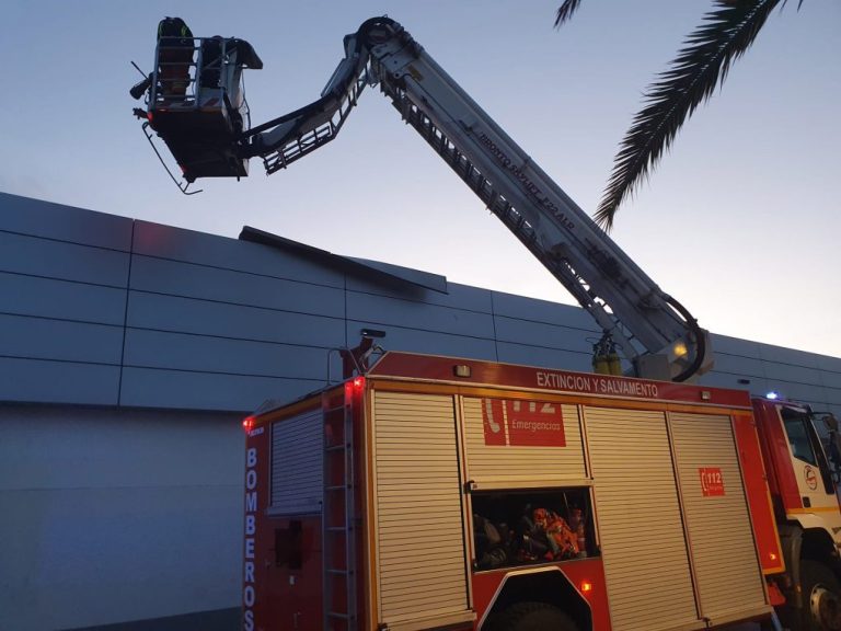 Retiran en Isla Cristina parte de la techumbre de un supermercado dañada por el viento