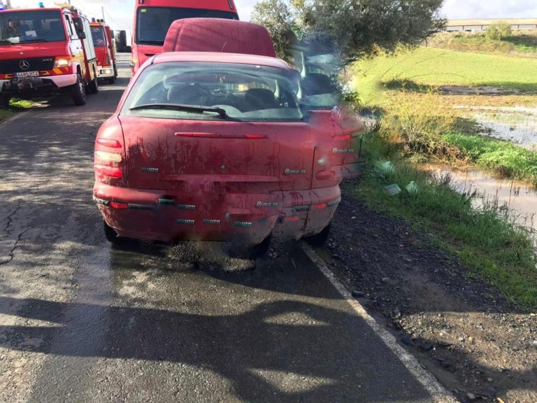 Rescatan en Gibraleón a un conductor que quedó atrapado en un arroyo desbordado