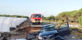 Un turismo cae a una zanja causada por la lluvia en una carretera entre Moguer y Mazagón