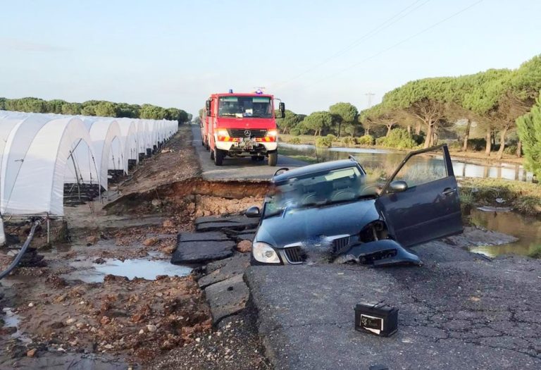 Un turismo cae a una zanja causada por la lluvia en una carretera entre Moguer y Mazagón